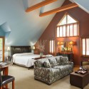 Spacious Hawks Nest Suite